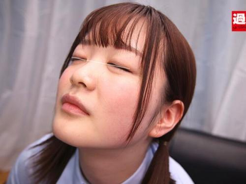 【マジックミラー号×素人】制服美少女が超セクシーで魅力的！濃厚な大人のキスにうっとりして、結局濃密な絡みに突入しちゃう！笑