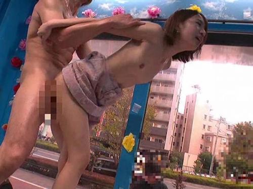 魅力的な女子大生が強力なバイブレーターで大量の潮を吹き、絶頂を迎えても止まらない激しいピストン運動で快楽の深みに沈んでいく、官能的な3Pセッション！