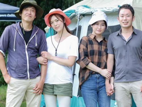 ＜交換キャンプ＞欲望に飢えた40代夫婦が互いのパートナーをシェアしてテント内で情熱的な夜を過ごす！