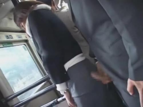 【バス痴漢】路線バスで人妻の熟れた女性に興奮した男性が密かに接触、彼女の欲望を引き出し、予想外の展開に？！彼の大きな存在感に彼女は身をよじらせ、快楽の波に飲み込まれる