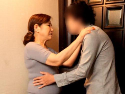 『熟練の色香に惹かれて…』友人の母親、70歳の魅惑的な熟女が若者の心を奪い…♥【川畑千代子】