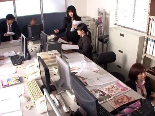 ＜桜井彩＞広報部の麗しきOLがオフィスで男性社員と熱いひとときを過ごし、顔に白い結末が訪れる！