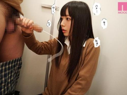 無垢な乙女が巧みな指先で官能的な喜びに身を委ねる