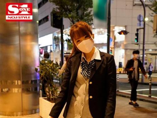 魅惑的な脚線美と魅力的なヒップを持つ女子高生が、年上の男性とホテルで官能的な時間を共有する！