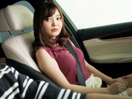 美人妻OLが社用車内で同僚と禁断の情事に溺れる背徳の快楽！