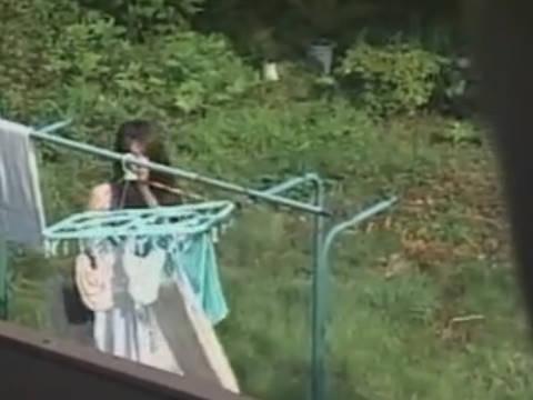 【ヘンリー塚本】今は夫がいないから家に来ていいわよ…巨乳人妻が不倫相手とアイコンタクトのみで会話して寝取られる