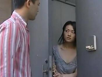 【ヘンリー塚本】奥様は綺麗な人ねぇ…巨根男が熟女巨乳人妻に内緒で旦那と死に別れた隣の未亡人とヤリ部屋で寝取られの関係