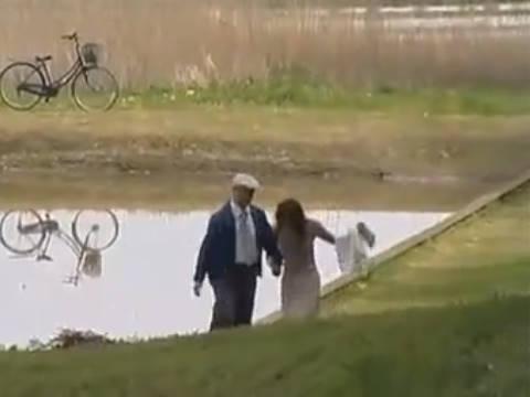 【ヘンリー塚本】ねえアオカンしよ急にしたくなったのぉ…田舎を自転車で移動中に巨乳女がおねだりして手コキ＆イラマチオで青姦