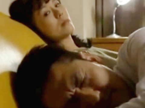 【ヘンリー塚本】もう寝てしまうの？半年もシてないのよ…巨乳人妻が夫との性交渉のなさに悩まされ連れ子と近親相姦