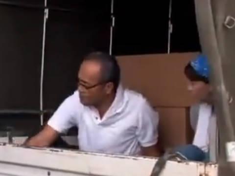 【ヘンリー塚本】私が一緒に居て話相手になるよ…熟女爆乳人妻が夫の上司とトラックの荷台で二人きりになり寝取られる