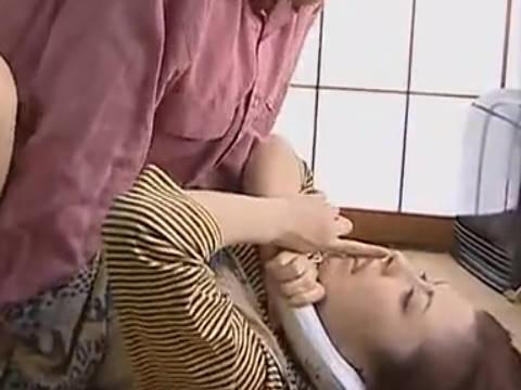 【ヘンリー塚本】今やってる男はお袋の愛人だぁあ…巨乳娘が受話器片手にヤリ部屋でクンニで近親相姦される