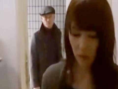 【ヘンリー塚本】巨乳人妻がしつこく言い寄ってくる男に遂に根負けして旦那の留守中に家に上げて寝取られる