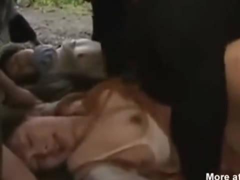【ヘンリー塚本】やっちまおう…農家の巨乳の母娘が軍事組織のメンバーにさらわれて強姦
