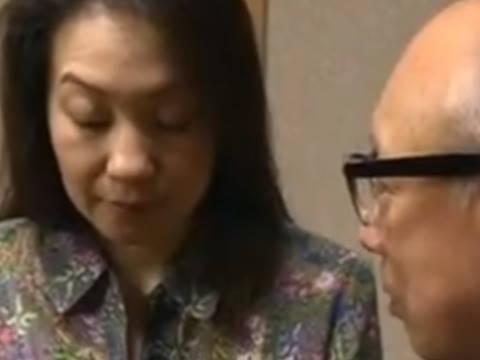 【ヘンリー塚本】隣の部屋に布団が敷いてある抱かせてもらえると嬉しいんだがな…熟女巨乳人妻がヤリ部屋で近親相姦で寝取られる