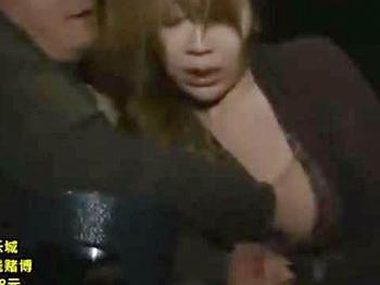 【ヘンリー塚本】ふあぁああぁあんっ…キャバ嬢風の熟女爆乳女が甲高い叫び声であえぎながら映画館で手コキ＆イラマチオ