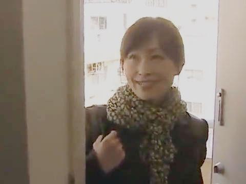 【ヘンリー塚本】はじめましてぇ…五十路の熟女巨乳人妻が献身介護で手コキ＆イラマチオして性的な問題も解決するも寝取られる