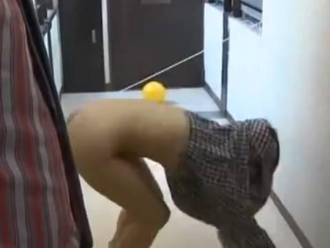 【ヘンリー塚本】私がパンツはいてないのどうしてわかったのぉ？…貧乳ロリ女が男の前で逆立ちして誘惑