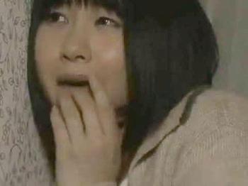【ヘンリー塚本】おまんちょぉイイぃい…巨乳娘が襖に聞き耳立てて熟女爆乳人妻の母の恥ずかしい喘ぎ声でオナニー