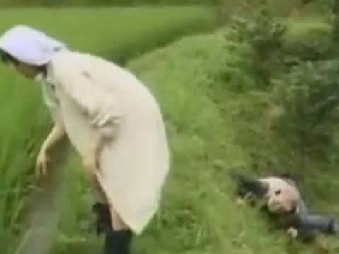 【ヘンリー塚本】熟女巨乳人妻が強盗殺人容疑で全国指名手配された男に田舎のあぜ道で強姦され中出しで寝取られる