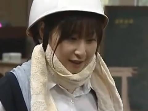 【ヘンリー塚本】首を締められエクスタシーにされまし…巨乳の女党員はマゾ男たちのギンギンチ◯ポを手コキ＆イラマチオ