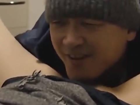 【ヘンリー塚本】奥さんのオマンコつんとした匂いがしてるぜ…熟女な巨乳人妻が職を失った男のがやけくそな強姦で寝取られる
