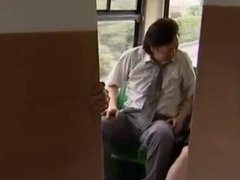 【ヘンリー塚本】普通の女の子なのにあんな事されて平気でいるぜ…熟女貧乳美女がバスで痴漢されるも手コキ＆イラマチオ