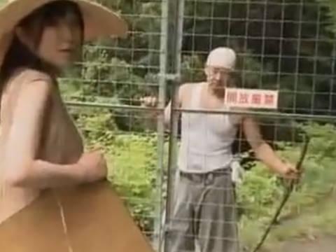 【ヘンリー塚本】騒ぐな騒いだらコイツでぶん殴るぞ分かったか…巨乳美女が野外で襲われる