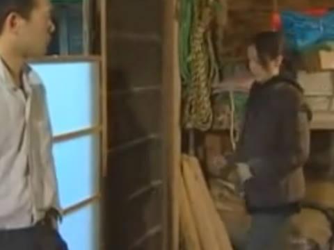 【ヘンリー塚本】兄貴もお袋も誰もいねぇ困るわぁあ…熟女巨乳人妻が農家のヤリ部屋で義弟の誘惑を拒否しながらも近親相姦