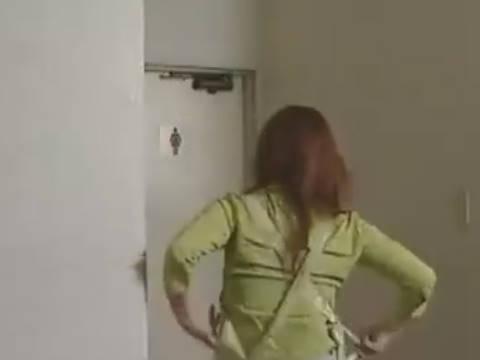 【ヘンリー塚本】男子トイレに行ってるハメさせてくれ…ギャル巨乳人妻が店長にヤリ部屋と化したトイレで寝取られる