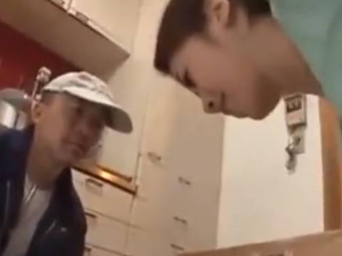 【ヘンリー塚本】これはもっと下のほうに置いたほうが…爆乳人妻が酒屋の男に胸元どころか乳首まで覗かれ寝取られる