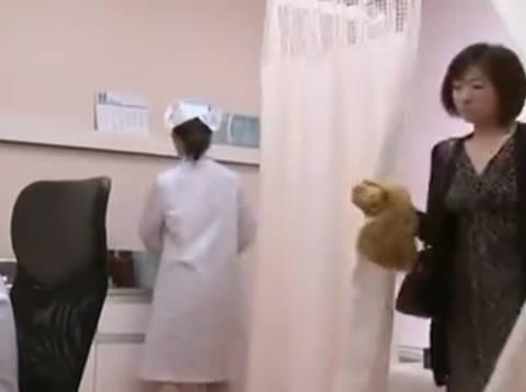 【ヘンリー塚本】スリル満点でしたぁ...巨乳人妻が医師に寝取られるも飽き足らずヤリ部屋のホテルでも挿入