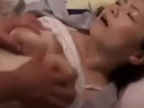 【ヘンリー塚本】挿れたい？でもその前にま○こ舐めてぇ…熟女巨乳人妻の母が息子に求められ手コキで中出し近親相姦で寝取られる