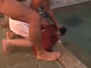 【ヘンリー塚本】本当にやめてください…巨乳の仲居が着物のまま巨尻をたたかれ顔を湯船に突っ込まれ強姦