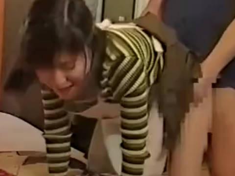 【ヘンリー塚本】気持ちいいです店長ぉおお...熟女貧乳美女が休憩中に着衣で手コキ＆イラマチオして大声で喘ぐ