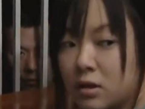 【ヘンリー塚本】いるんかぁ？今お風呂入ってるぅう…熟女巨乳人妻が旦那の入浴中に野外で壁に手をつき寝取られる