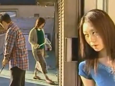 【ヘンリー塚本】お姉ちゃんにバレる前に終わりにしないとねぇえ…熟女巨乳女が貧乳姉の夫と隙をみて近親相姦する