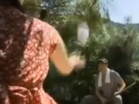【ヘンリー塚本】はい私のパンツだよ今おじさん私だけだよぉ…ワンピースの貧乳少女が男を誘い青姦