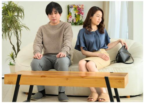 《藤かんな》旦那の寝取らせ性癖を満たすため旦那の目の前で痴態を晒し下品に犯される美人嫁！