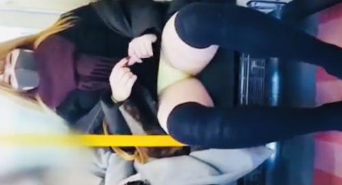 【パンチラ】見られてるの、まんざらでもなかったお姉さん…電車内で対面に座る太ももムチムチで降りる寸前にお股開脚のサービス