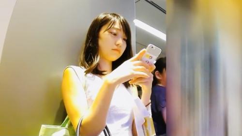 【パンチラ】店内で一際目立つほど可愛いワンピースの女子…背後から粘着して絶対見たいエッチな光景をしっかりと隠し撮り