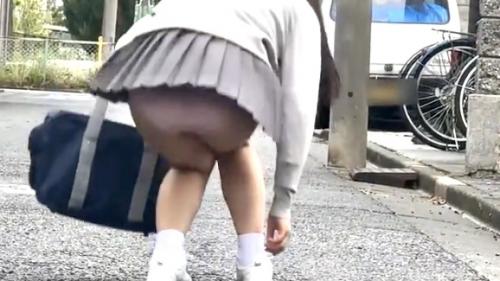 【パンチラ】狩られたミニスカの制服女子…背後からムラムラさせる生足とチラ見えるイマドキの若い子の下着に我慢出来ずヤル