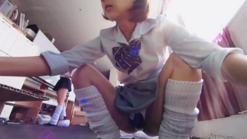 【パンチラ】部室の整理をしてる子ギャルな制服女子…ベスポジから見応え抜群なM字開脚とオナネタにる生パンを激撮