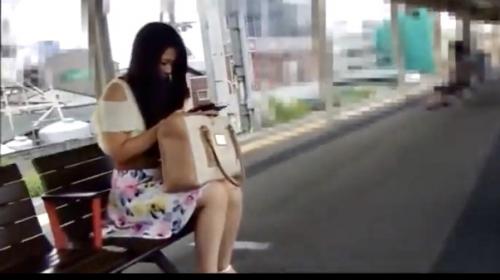 【パンチラ】駅のホームやフードコートでターゲットにされた美脚女子…絶景アングルからエッチな絶対領域を盗撮