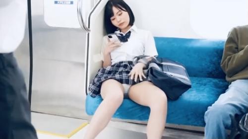 【パンチラ】僕を、玩具見たいに見せつけて…可愛い同級生の子が通学中の電車内でエッチなチラ見せにチンポビンビンな男子学生