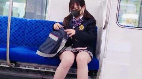 【パンチラ】電車内で目の前に座る可愛いJK…カメラで撮られてるのに気づいても動じない逞しさとエッチなパンツに一目惚れ