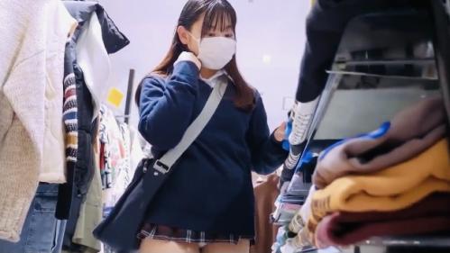 【パンチラ】超ミニスカな制服女子の絶対見ときたい絶景…洋服屋さんの店内でエッチなポーズで股間は常にビンビンです