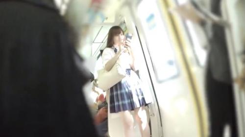 【パンチラ】ビジュアルが最高に可愛いJKと同じ電車に乗車…お尻に食い込む絶景見たら触りたい衝動に駆られる