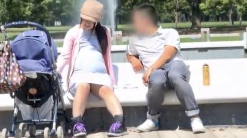 【パンチラ】公園でくつろぐ子連れの夫婦さん…インタビューと称して近づくと無警戒なマキシマンワンピの中の絶景を盗撮