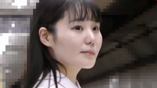 【痴漢】楽譜を見る優等生風のピアノ美少女…電車内でさわさわしてると敏感体質らしくビチョ濡れ潮吹きマンコに生挿入