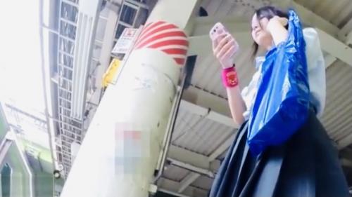 【パンチラ】駅のホームで電車待ちしてた制服女子…同じ電車に乗車してベスポジから絶景…メコスジにエッチなシミに心が躍る